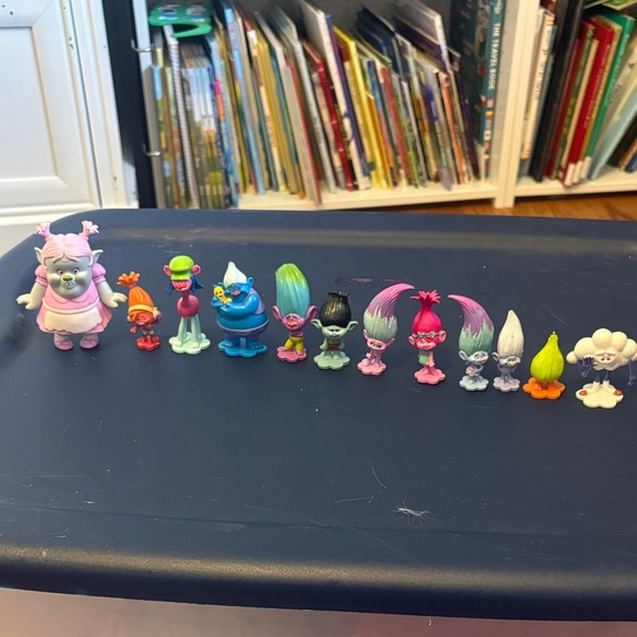 Other - Busy books Trolls figurines with scene play mat